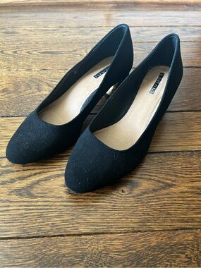 Tahara Black Suede Pointed-Toe Mid Heel Pumps. Classic look for dress or pants.